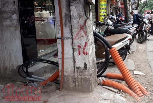 Dây điện, dây cáp viễn thông 'giăng bẫy' người dân trên phố ở Hà Nội ảnh 3